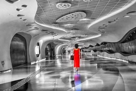 浦东-陆家嘴-地下长廊的魅力-女人-女性 图片素材