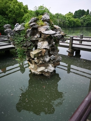 随拍-旅游-小河-喷泉-假山 图片素材
