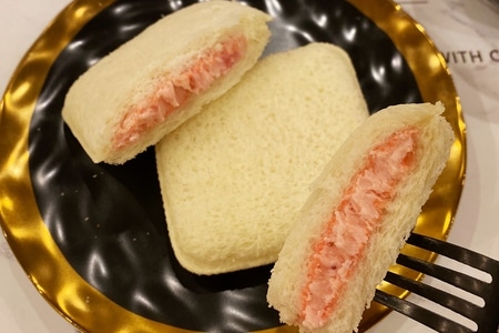 早餐打卡-火龙果-凤梨-草莓奶油夹心面包-食物 图片素材