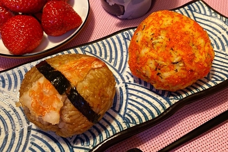 早餐打卡-咖啡-纳豆-饭团-草莓 图片素材