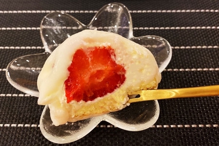 早餐打卡-草莓雪媚娘-泡芙-青汁羊奶-早餐 图片素材
