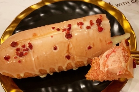 早餐打卡-草莓-奶咖-奶油夹心面包-奶油夹心面包 图片素材