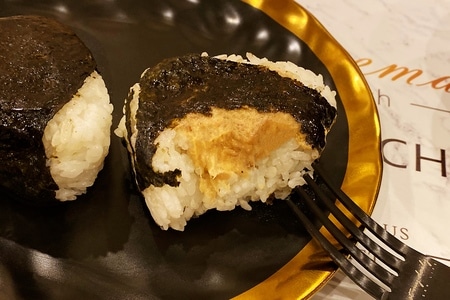 宅家-早餐打卡-鸡蛋-草莓-金枪鱼沙拉酱饭团 图片素材