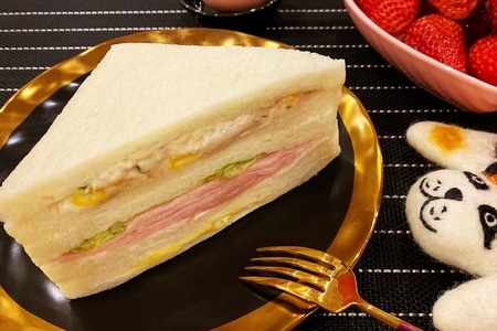 早餐打卡-草莓-奶咖-三明治-美食 图片素材