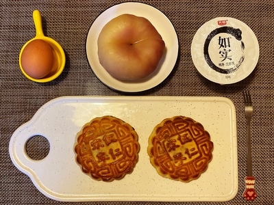 早餐打卡-纯酸奶-五仁月饼-蒸桃子-早餐 图片素材