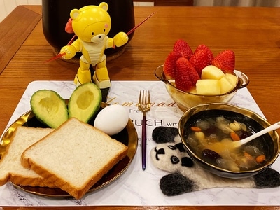 草莓-牛油果-银耳莲子百合汤-早餐打卡-美食 图片素材