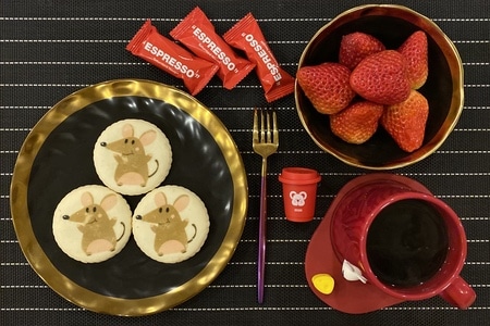 早餐打卡-咖啡-瑞幸老鼠杯-三顿半-草莓 图片素材