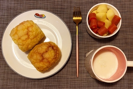 早餐打卡-羊奶-菠萝包-蒸胡萝卜-早餐 图片素材