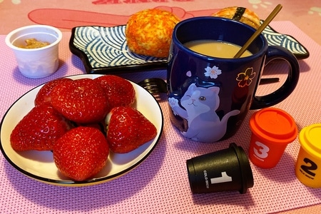 早餐打卡-咖啡-纳豆-饭团-草莓 图片素材