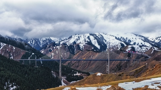 你好2020-新疆-果子沟大桥-雪山-山 图片素材