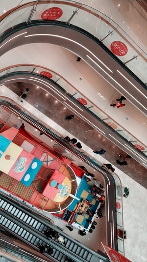 建筑空间-手机摄影-商场-走廊-顾客 图片素材