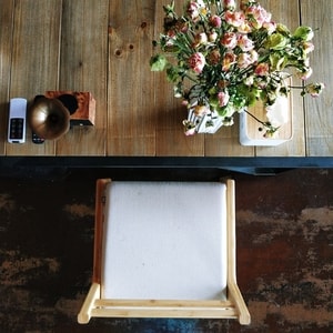 手机摄影-旅行-花束-木板-鲜花 图片素材