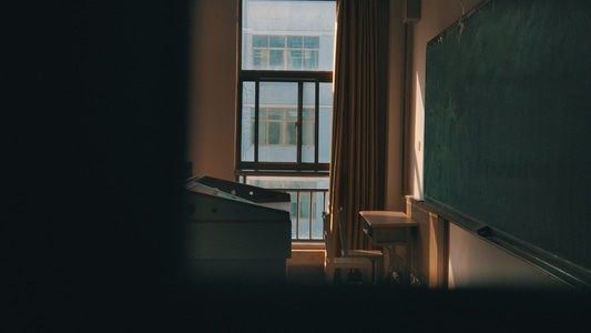 学校-黑板-讲台-窗户-桌子 图片素材