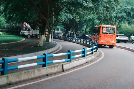 西南政法大学-重庆渝北-车-公交车-树 图片素材