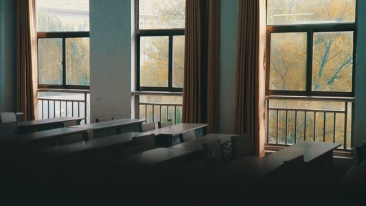 学校-窗户-玻璃窗-桌子-凳子 图片素材