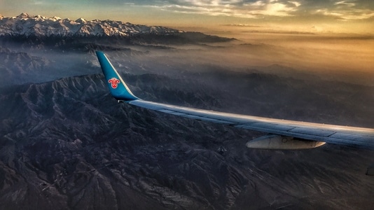 云端-新疆-飞机-手机-飞机 图片素材