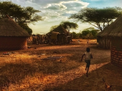 手机-坦桑尼亚-谷仓-茅草屋-小孩 图片素材