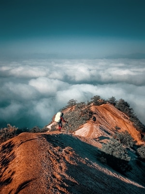 徒步-龙须山-云端-火山-悬崖 图片素材