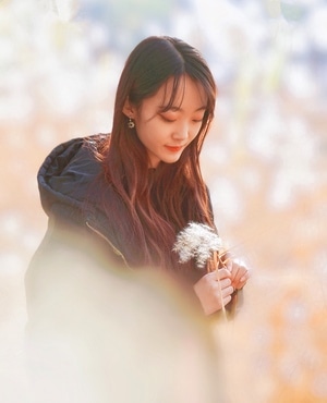女孩-秋冬故事-一叶知秋-美女-女人 图片素材