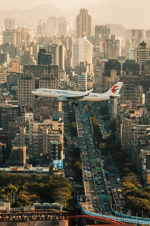 飞机-长焦-日落-城市-有趣的瞬间 图片素材
