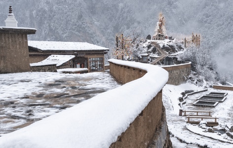 远方的风云-雪景-雪白路面-房屋-巴拉 图片素材