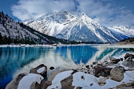 雪白山峰-倒影-旅游景点-远方的风云-然乌湖景点 图片素材