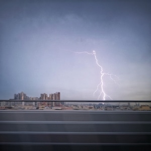 你好2020-阴雨-闪电-高铁-手机 图片素材