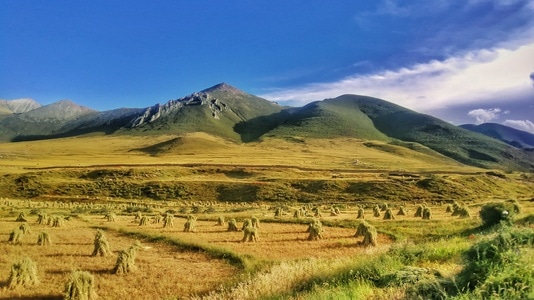 我的2019-风景-农田-草垛-山 图片素材