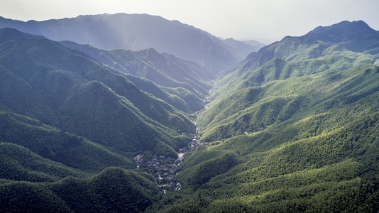 安吉-风光-航拍-大山深处-房子 图片素材