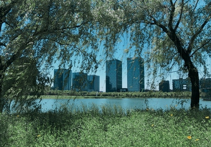 南京市-未来网络小镇-悠湖-早上-夏天 图片素材
