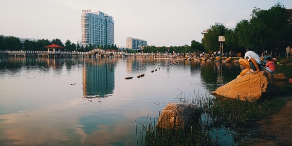 人文-情绪-城市-湖-湖水 图片素材