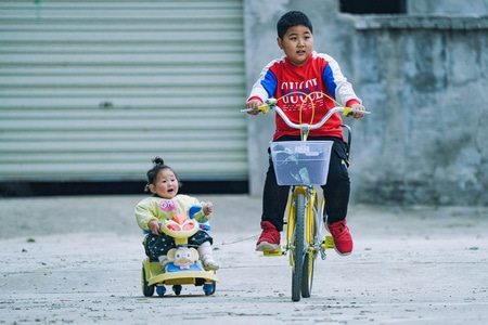 生活-宅-孩子-兄妹-亲人 图片素材