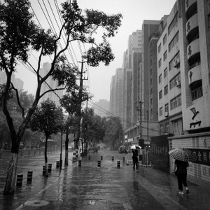 合肥市-雨-黑白-人像-街头 图片素材