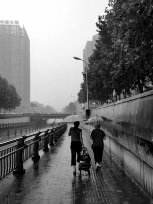 合肥市-雨-黑白-人像-街头 图片素材