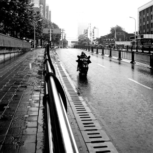 合肥市-雨-黑白-人像-街头 图片素材