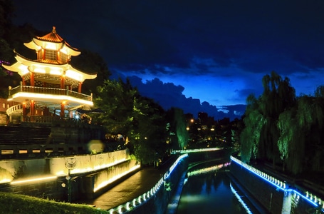 四川长宁-亭子-溪流-灯光-夜景 图片素材
