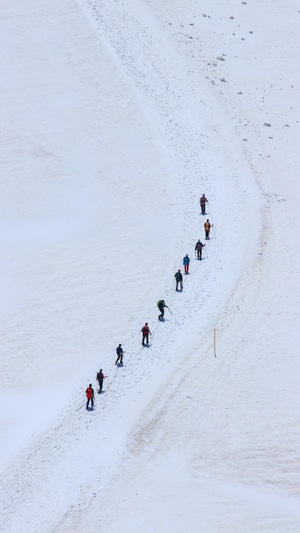 欧洲-运动-人-雪地-徒步 图片素材