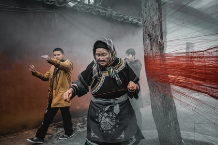 人像抓拍-牵红线-老妪-女性-女人 图片素材