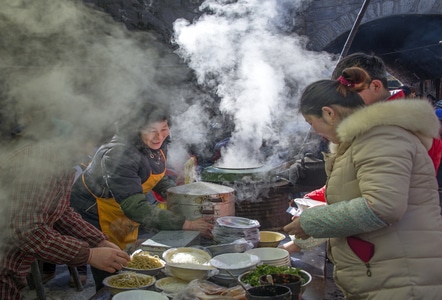 尘世烟火-民俗生活-美食-食物-女性 图片素材
