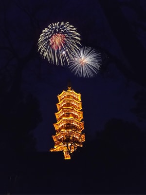 地标-古塔-夜景-手机摄影-烟花 图片素材