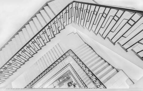 楼梯-三角形-人物-黑白-建筑空间 图片素材