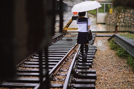电影感-人像-铁路-铁轨-阵雨 图片素材
