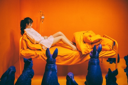 色彩-秋月半弯-美女-女人-女性 图片素材