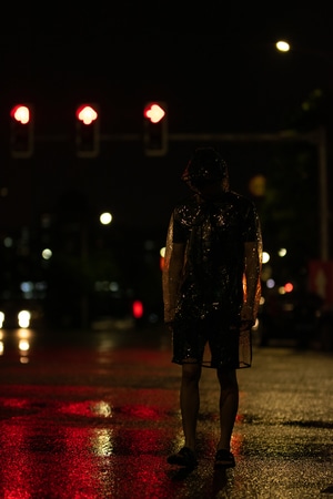 东莞市-我要上封面-人像-雨天-街拍 图片素材