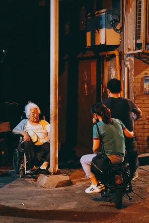 纪实-街拍-情侣-老妪-街头 图片素材