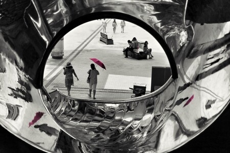 人间百味-人文-镜像-反射-红伞 图片素材