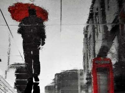 街头-红-倒影-电话亭-雨伞 图片素材