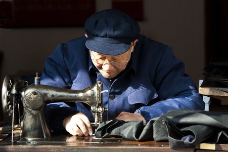 人文-男人-男性-老人-裁缝 图片素材