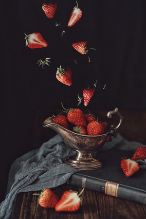 美食-水果-悬浮-饰品-草莓 图片素材
