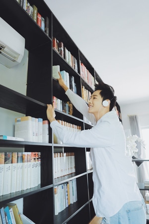 男神-男生-私房-图书馆-书店 图片素材
